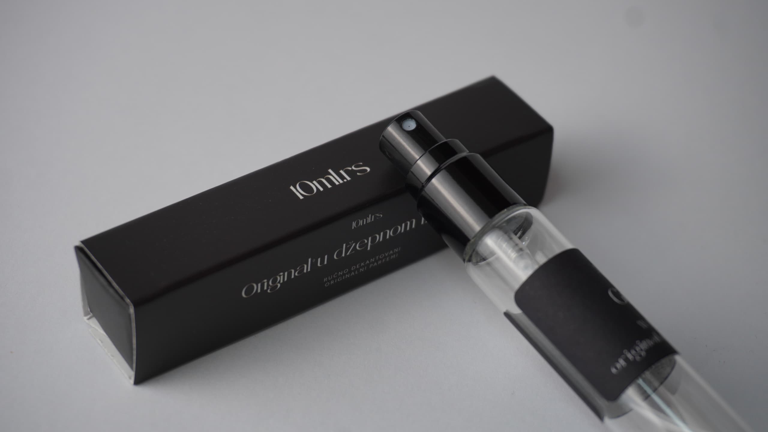 Dekant od 10 ml naslonjen na crnu 10ml.rs kutijicu