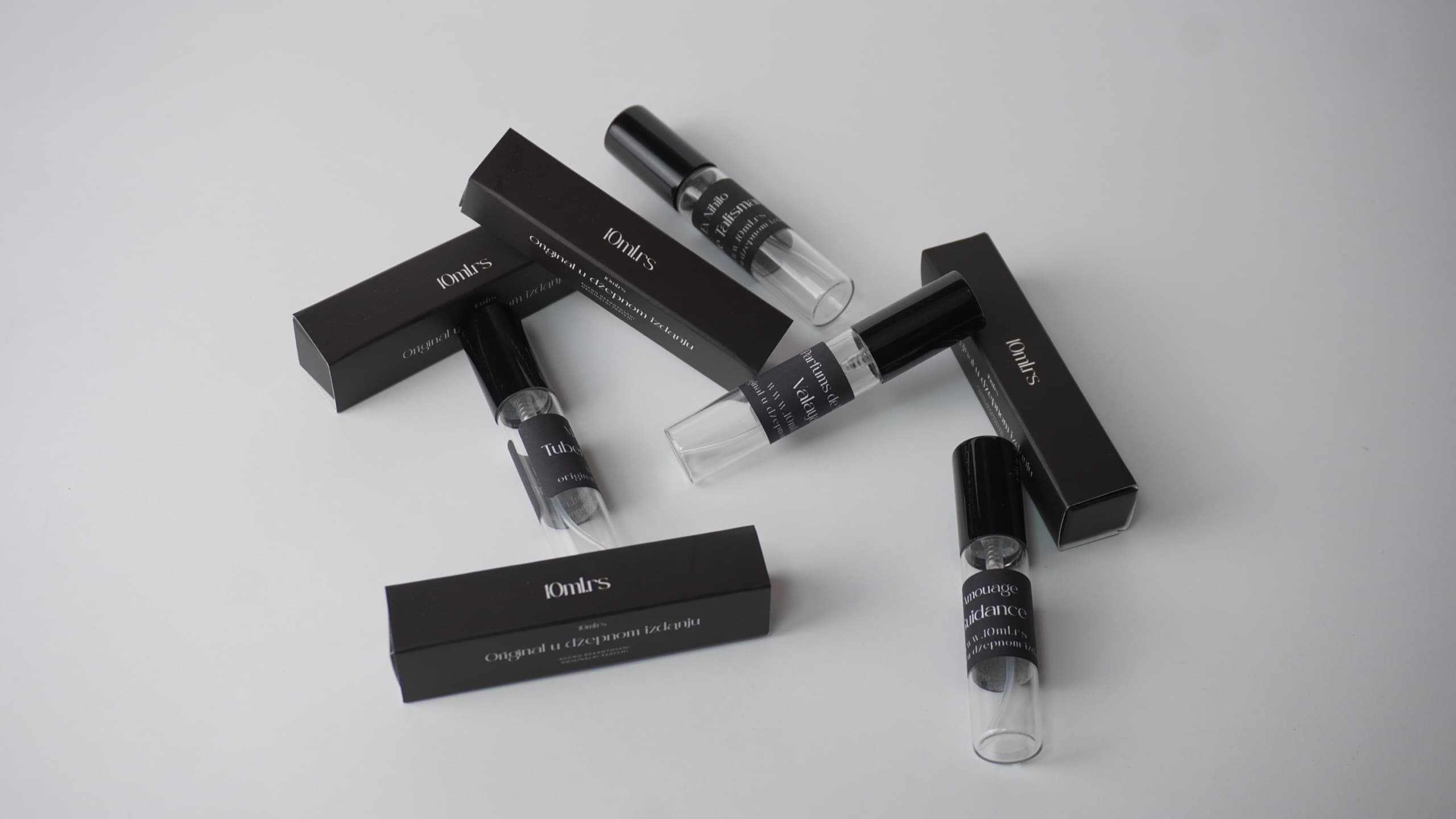 Kolekcija 10ml.rs dekanta i kutijica na svetloj podlozi